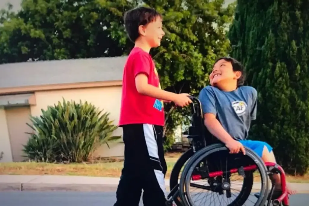 Aos 7 anos e vendo o amigo sofrer com uma cadeira de rodas inadequada, menino pediu ajuda à mãe, abriu uma vaquinha e arrecadou mais de 5 mil dólares em duas semanas para dar a cadeira nova ao colega Aos 7 anos e vendo o amigo sofrer com uma cadeira de rodas inadequada, menino pediu ajuda à mãe, abriu uma vaquinha e arrecadou mais de 5 mil dólares em duas semanas para dar a cadeira nova ao colega