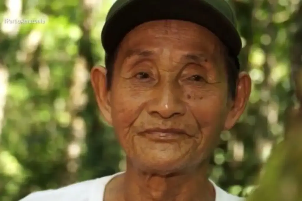 Imigrante japonês foi por cerca de vinte anos o único habitante de uma cidade abandonada dentro da floresta amazônica, para onde chegou em 2001 com dois companheiros atrás do sonho de passar a vida dentro da mata, e virou guardião das ruínas a pedido da família que mandava no lugar