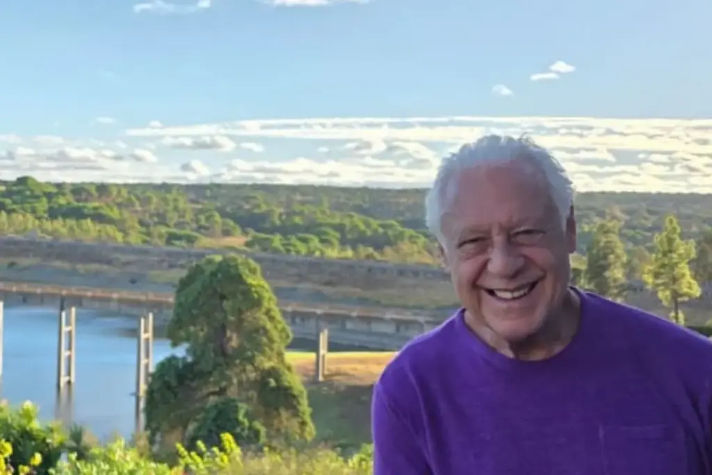 Aos 77 anos, Antônio Fagundes mantém no interior de São Paulo a Fazenda Fama I, dedicada ao cultivo de soja e milho, e vive fora das câmeras a mesma ligação com a terra que o consagrou na TV como o fazendeiro Bruno Mezenga de O Rei do Gado