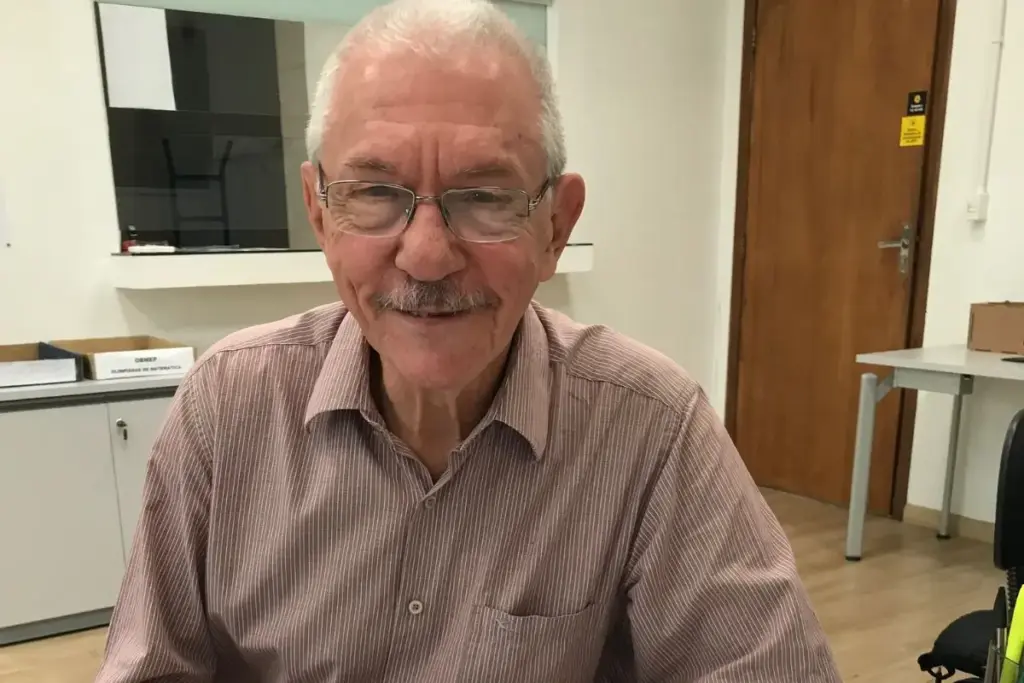 Aos 79 anos, engenheiro mecânico formado havia meio século cursou Física como aluno isolado, tirou média 7,5 e passou em Engenharia de Controle e Automação na UFSC em Blumenau catarinense 