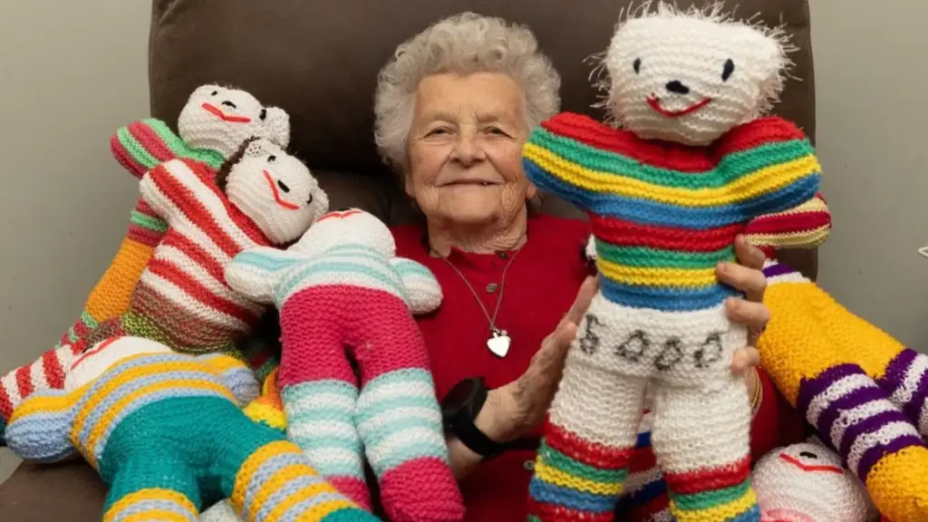 Aos 88 anos, Bisavó transforma hábito aprendido com a mãe em missão internacional, tricota 5.400 ursos desde 2010, envia brinquedos para crianças na Austrália, Inglaterra, Canadá e Camboja e guarda cerca de 20 cartas recebidas de famílias e instituições alcançadas pelo trabalho