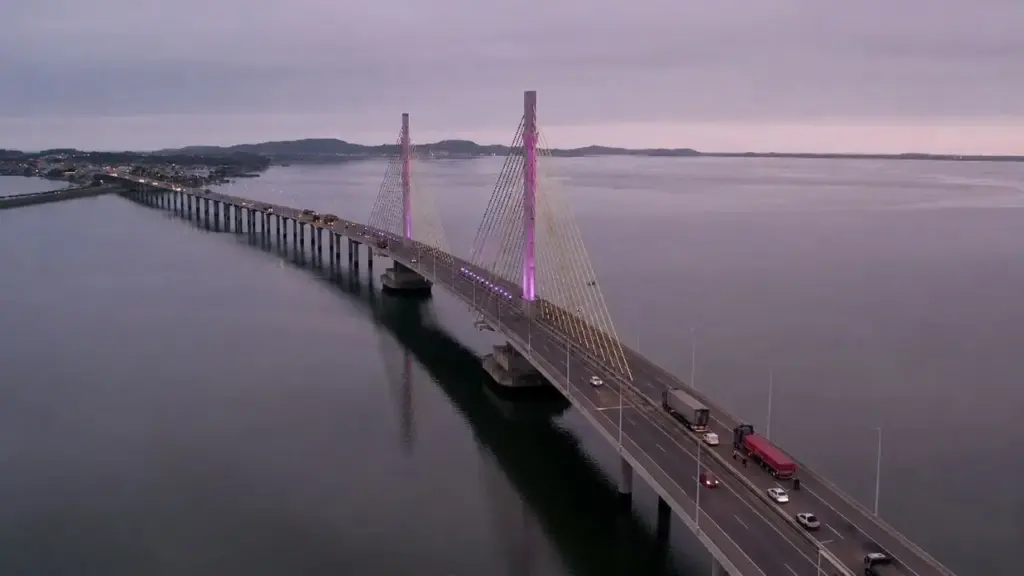 Após ruptura de filamentos fechar completamente a Ponte Anita Garibaldi por dez dias, MPF amplia investigação sobre falhas estruturais e cobra histórico completo da obra, enquanto o DNIT sustenta que testes realizados em 2015 comprovaram desempenho dentro das normas e que mudanças posteriores nas forças dos estais não significam erro construtivo Após ruptura de filamentos fechar completamente a Ponte Anita Garibaldi por dez dias, MPF amplia investigação sobre falhas estruturais e cobra histórico completo da obra, enquanto o DNIT sustenta que testes realizados em 2015 comprovaram desempenho dentro das normas e que mudanças posteriores nas forças dos estais não significam erro construtivo