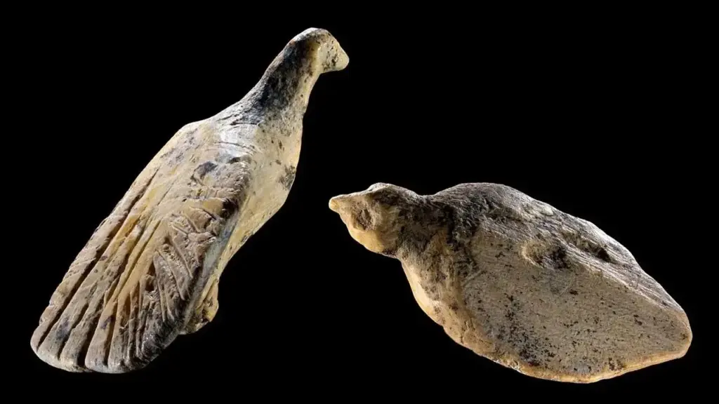 Arqueólogos encontram em caverna da Alemanha duas aves de marfim com 40 mil anos, menores que uma unha e pesando menos de 2 gramas, incluindo a menor obra figurativa já identificada na região, descoberta que revela como artistas da Era do Gelo observavam movimentos, penas e comportamentos animais com precisão surpreendente Arqueólogos encontram em caverna da Alemanha duas aves de marfim com 40 mil anos, menores que uma unha e pesando menos de 2 gramas, incluindo a menor obra figurativa já identificada na região, descoberta que revela como artistas da Era do Gelo observavam movimentos, penas e comportamentos animais com precisão surpreendente
