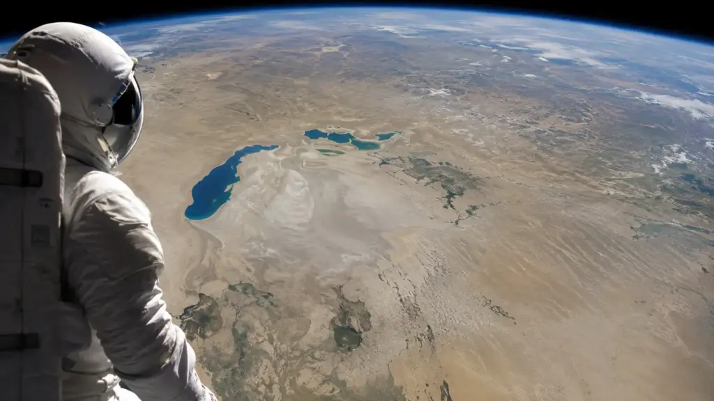 Astronauta registra do espaço uma das maiores cicatrizes ambientais do planeta: antigo Mar de Aral, que já foi o 4º maior lago do mundo, encolheu para cerca de 10% da área original e deixou no lugar da água um deserto de 62 mil km² Astronauta registra do espaço uma das maiores cicatrizes ambientais do planeta: antigo Mar de Aral, que já foi o 4º maior lago do mundo, encolheu para cerca de 10% da área original e deixou no lugar da água um deserto de 62 mil km²