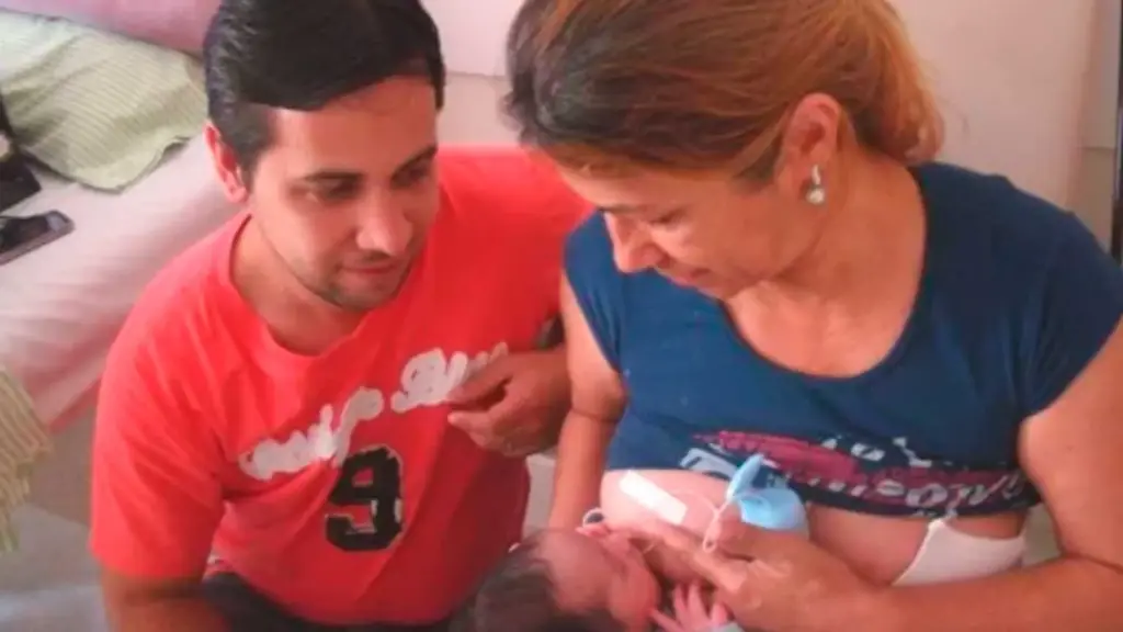 Aos 56 anos, avó conseguiu amamentar o neto recém-nascido mesmo sem ter engravidado, após viajar de São Paulo a Santa Catarina para acompanhar o nascimento, perder a filha de 30 anos por complicações no parto, assumir os cuidados do bebê e iniciar um tratamento para estimular a produção de leite