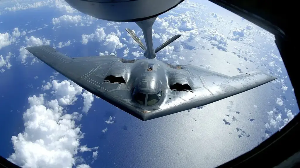 B-2 Spirit atravessou o Pacífico em uma missão de mais de 16 horas entre os Estados Unidos e a Austrália, precisou receber combustível várias vezes no ar e chegou à Base de Amberley para participar de exercício conjunto com aeronaves australianas, combinando autonomia, furtividade e reabastecimento aéreo em uma única operação B-2 Spirit atravessou o Pacífico em uma missão de mais de 16 horas entre os Estados Unidos e a Austrália, precisou receber combustível várias vezes no ar e chegou à Base de Amberley para participar de exercício conjunto com aeronaves australianas, combinando autonomia, furtividade e reabastecimento aéreo em uma única operação