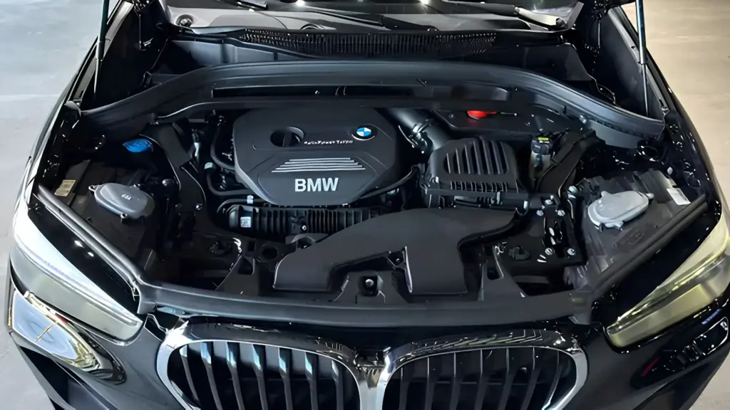 Custando quase R$ 50 mil menos que um Hyundai Creta Platinum 0 km: com motor 2.0 turbo flex de 192 cv, câmbio automático de oito marchas e porta-malas de 505 litros, o BMW X1 sDrive20i 2020 coloca um SUV premium alemão abaixo do preço de um compacto novo