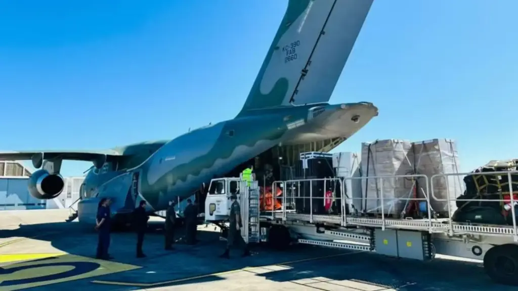 Brasil envia 19 toneladas de arroz à Colômbia em um KC-390 da FAB após terremoto de magnitude 7,4 atingir o país, usa estoques públicos administrados pela Conab e afirma que a operação humanitária foi planejada para não comprometer o abastecimento de alimentos no mercado brasileiro