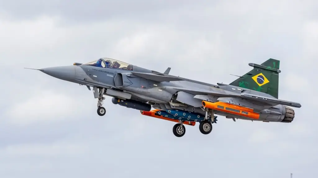 Brasil pode ampliar frota de Gripen com cerca de 20 novos caças após assinar plano estratégico com a Suécia até 2029, mas nova encomenda ainda não foi confirmada e dependerá de negociações futuras envolvendo a FAB, a continuidade industrial e a substituição de aeronaves mais antigas