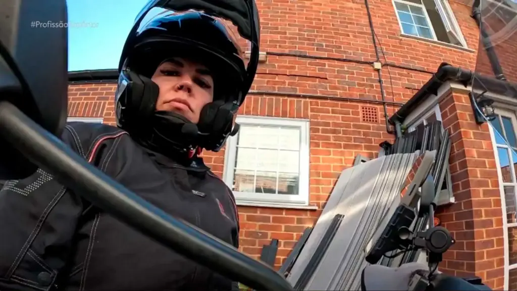 Brasileira deixa os dois filhos no Brasil para tentar a vida em Londres, passa a trabalhar como motogirl e enfrenta jornadas de até 14 horas por dia sobre uma moto para pagar aluguel, alimentação e outras despesas no Reino Unido enquanto envia dinheiro para sustentar a família a milhares de quilômetros de distância