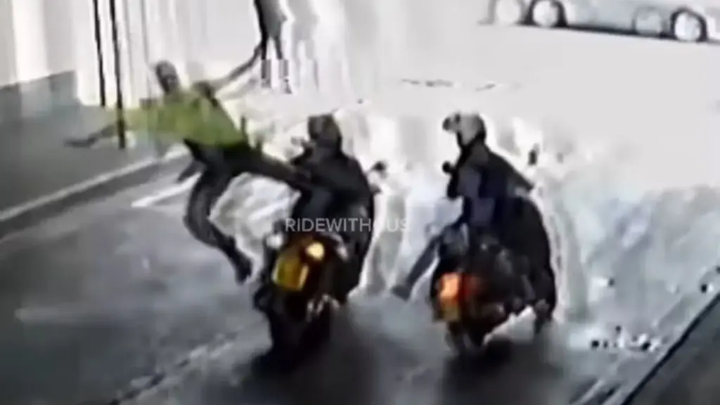 Brasileiro vê dois suspeitos tentando levar uma moto estacionada em Londres, corre até o local e derruba um deles com uma “voadora”, impedindo a fuga com o veículo enquanto o episódio é registrado por câmeras de segurança em uma cidade que teve 487 furtos de motocicletas apenas em julho