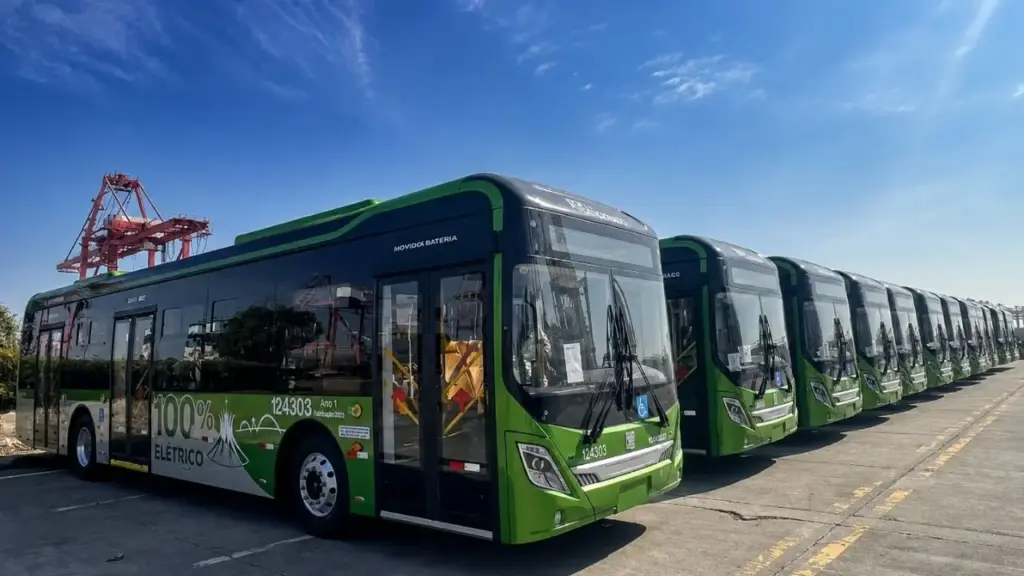 Brasília colocou 50 ônibus 100% elétricos nas ruas e quer chegar a 90 ainda em 2026: veículos rodam cerca de 400 km por carga, levam aproximadamente 3 horas para recarregar e podem durar até 25 anos, enquanto a renovação promete cortar milhares de toneladas de CO₂ por ano Brasília colocou 50 ônibus 100% elétricos nas ruas e quer chegar a 90 ainda em 2026: veículos rodam cerca de 400 km por carga, levam aproximadamente 3 horas para recarregar e podem durar até 25 anos, enquanto a renovação promete cortar milhares de toneladas de CO₂ por ano