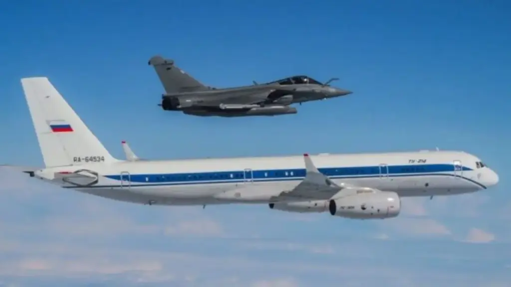 Caça Rafale francês intercepta raro Tu-214 russo ligado ao FSB sobre o Mar Báltico, identifica aeronave equipada com sistema de proteção a laser e acompanha o voo durante missão da OTAN, em meio ao aumento da atividade militar russa próxima ao espaço aéreo de Estônia, Letônia e Lituânia
