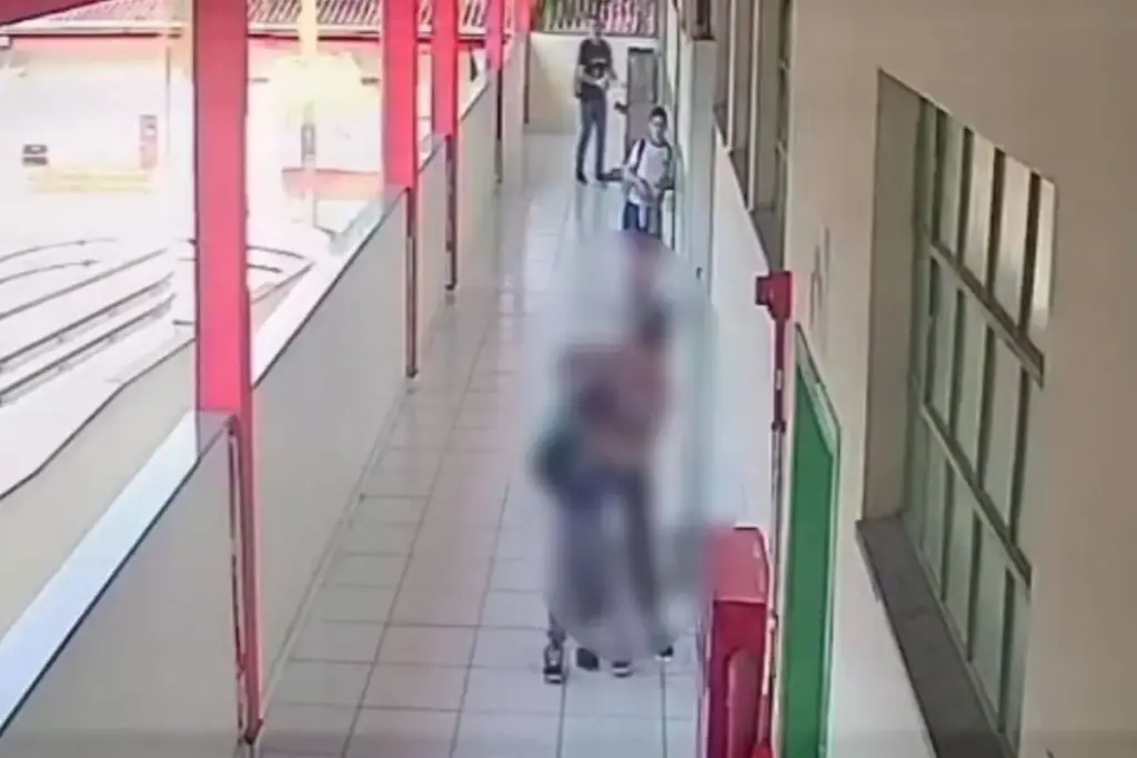 Câmeras de segurança registram mulher agredindo criança dentro de escola em SC, investigação identifica suspeita como mãe do menino e Conselho Tutelar retira os quatro filhos do convívio familiar, incluindo dois adolescentes, enquanto Polícia Civil mantém o caso sob sigilo