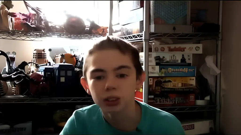 Aos 11 anos, garoto autista começa a estudar Matemática na Open University enquanto outras crianças de sua idade ainda estavam no ensino básico: Cameron Thompson faria o GCSE aos 12, o A-level aos 13 e se tornaria o graduado mais jovem da universidade aos 16