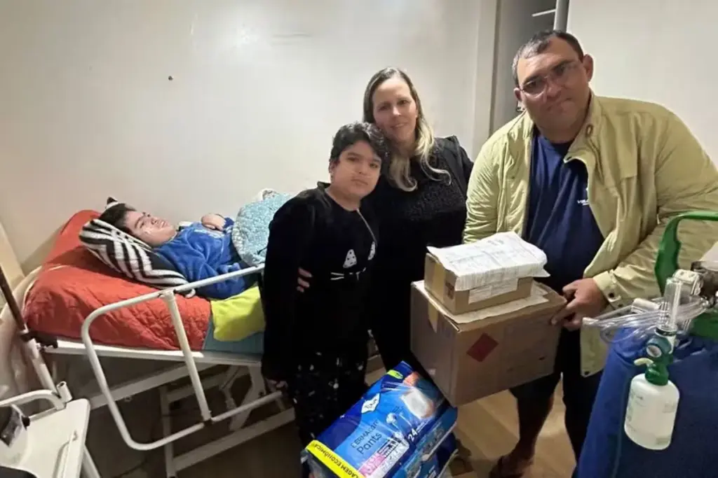 Caminhoneiro atravessa o país por 4 dias e 3.700 km, de Teresina a Canoas, para entregar em mãos o remédio e a última dieta especial que faltavam a menino de 12 anos em meio à enchente no RS e cumpre a promessa feita à mãe: “ele disse que ia chegar”