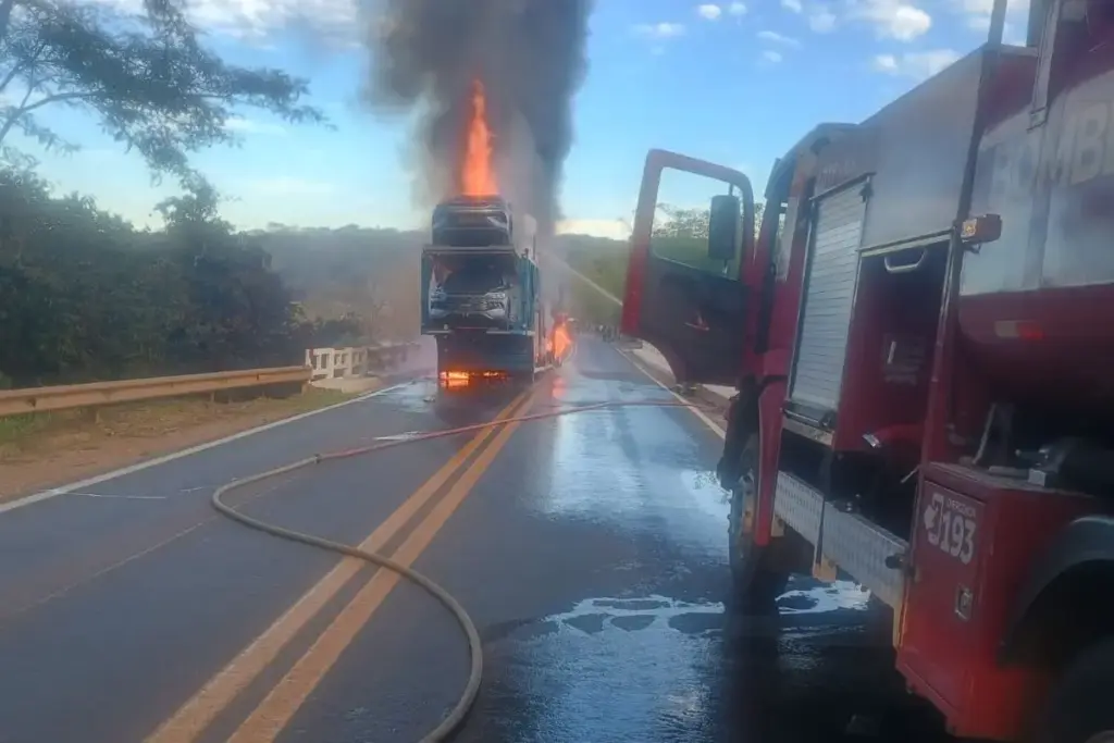 Caminhoneiro percebeu as chamas nas rodas da carreta, desengatou a cabine a tempo e salvou o caminhão, enquanto a carga com nove BYDs zerados queimava até virar ferro retorcido na rodovia Caminhoneiro percebeu as chamas nas rodas da carreta, desengatou a cabine a tempo e salvou o caminhão, enquanto a carga com nove BYDs zerados queimava até virar ferro retorcido na rodovia