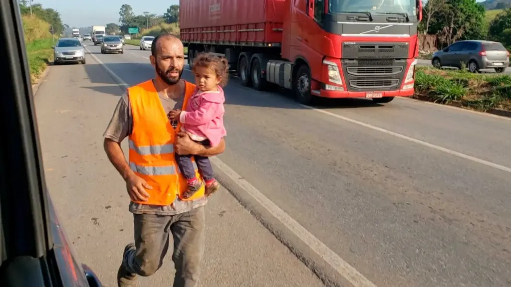 Aos 32 anos, caminhoneiro vê van desviar repentinamente na BR-381, descobre menina de apenas 2 anos sozinha prestes a atravessar a pista, consegue frear a tempo, pula da cabine para resgatá-la no colo, deixa o caminhão bloqueando a rodovia e começa a procurar desesperadamente pela família às margens da estrada Aos 32 anos, caminhoneiro vê van desviar repentinamente na BR-381, descobre menina de apenas 2 anos sozinha prestes a atravessar a pista, consegue frear a tempo, pula da cabine para resgatá-la no colo, deixa o caminhão bloqueando a rodovia e começa a procurar desesperadamente pela família às margens da estrada