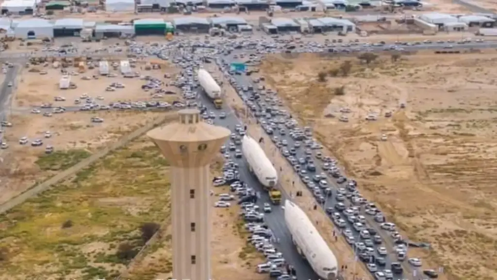 Três Boeing 777 de 120 toneladas cruzam 1.250 km em 14 dias sobre reboques hidráulicos, 78 linhas de eixos e caminhões 6×6 na Arábia Saudita em operação que exigiu que mais de 120 linhas elétricas fossem desligadas Três Boeing 777 de 120 toneladas cruzam 1.250 km em 14 dias sobre reboques hidráulicos, 78 linhas de eixos e caminhões 6×6 na Arábia Saudita em operação que exigiu que mais de 120 linhas elétricas fossem desligadas