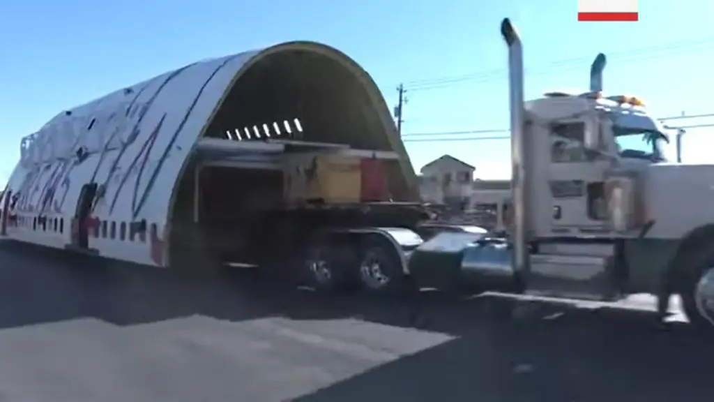 Pedaço gigantesco de um Boeing 747 com 22 metros cruza avenidas de Las Vegas arrastado por uma mega carreta-plataforma após meses de planejamento para virar atração turística