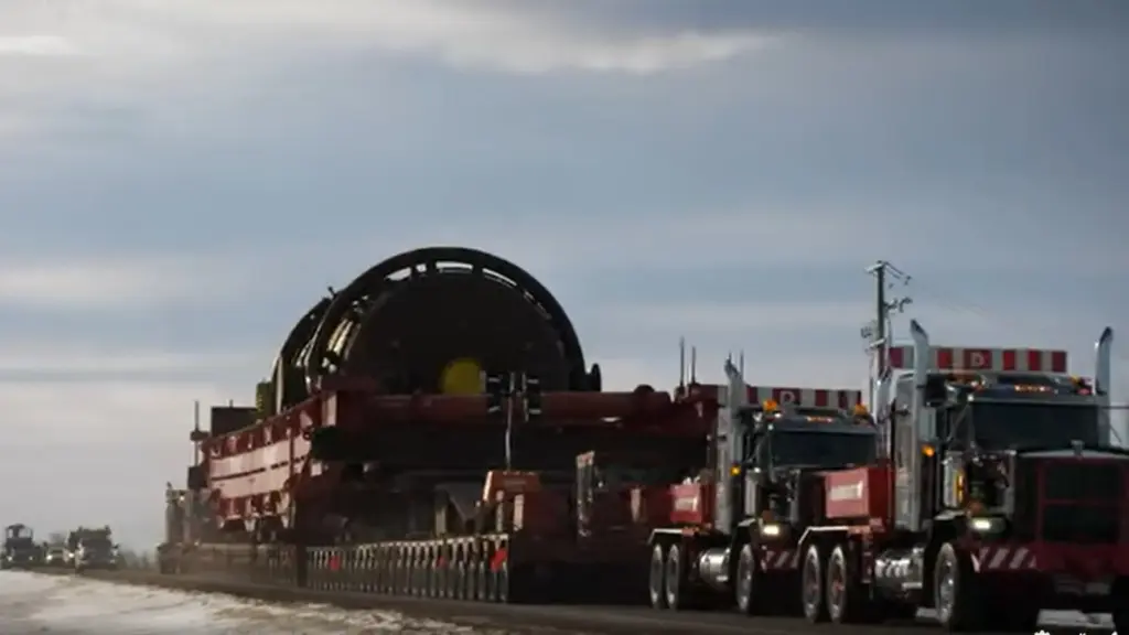 Foi preciso 8 caminhões, 2 reboques de 26 linhas e um comboio de 140 metros para transportar 2 reatores gigantes de 670 toneladas cada no Canadá com peso bruto total recorde de 1,76 milhão de quilogramas