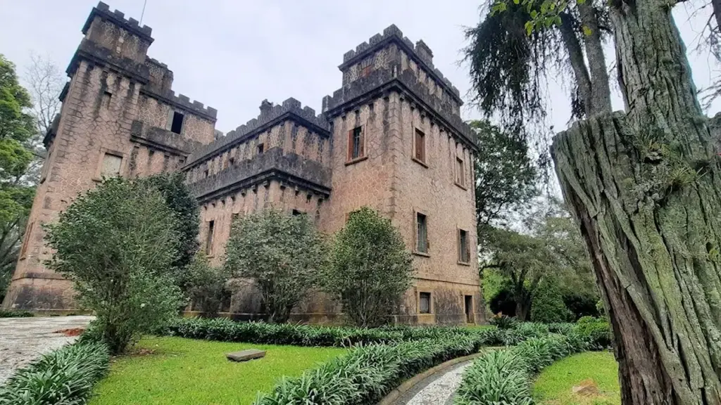 Homem ergue castelo de pedras de 44 cômodos no interior do Brasil para presentear a esposa e construção atravessa mais de 100 anos de história