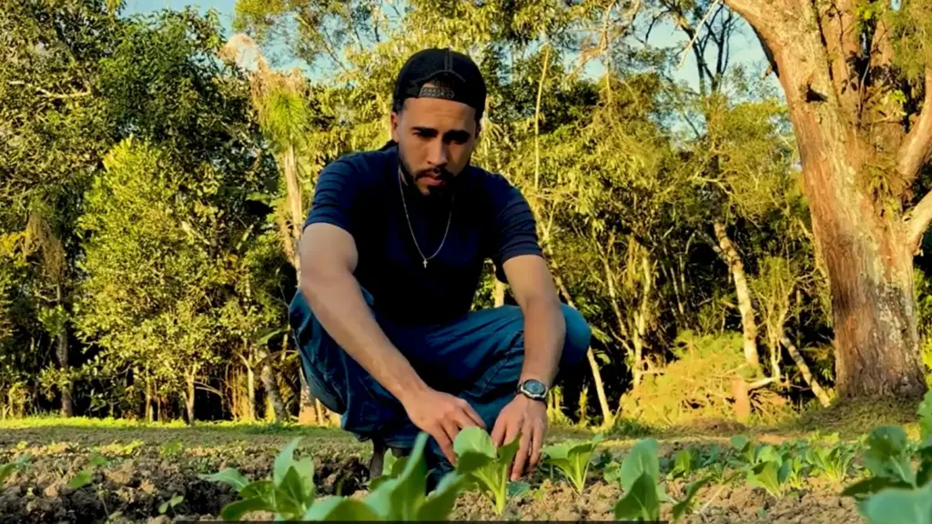 Enquanto jovens saem da roça rumo à cidade, Gabriel fez o contrário, foi viver no extremo sul, transformou a horta em fonte de renda e agora quer dobrar a produção na agricultura orgânica