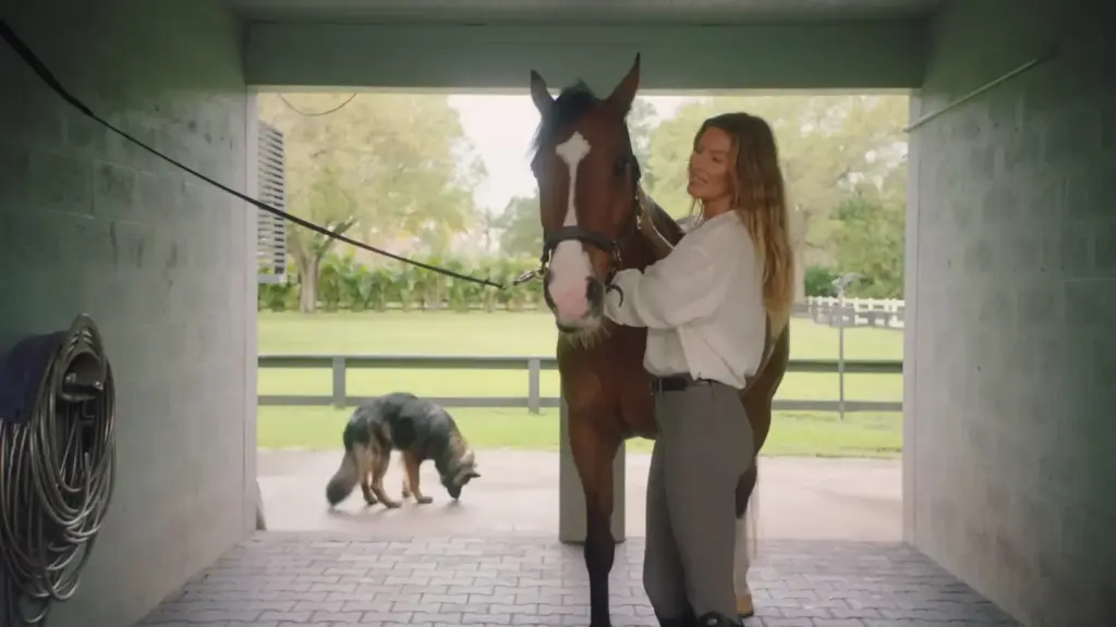 Gisele Bündchen desembolsa cerca de R$ 45 milhões em rancho de 3 hectares na Flórida com campo de futebol, casa de 483 m², 10 baias, dois picadeiros, lago, galinheiro e espaço para criar vacas