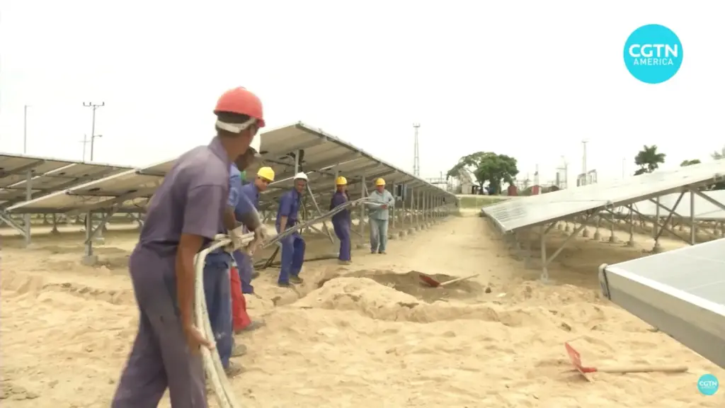 Cuba fica sem combustível, enfrenta apagões quase diários e vê uma onda de painéis solares chineses tomar a ilha, mas falta de baterias e rede envelhecida impede que energia do sol resolva a crise