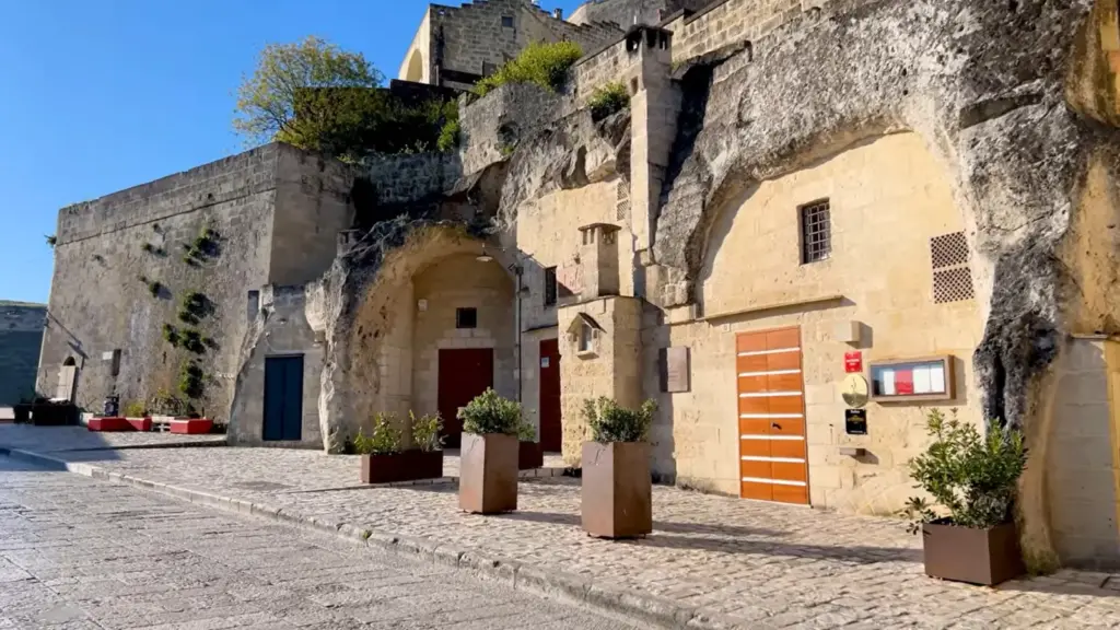 Cidade italiana com mais de mil casas escavadas diretamente na rocha, cavernas e igrejas de pedra, foi esvaziada nos anos 1950 por problemas sanitários e voltou a receber moradores décadas depois