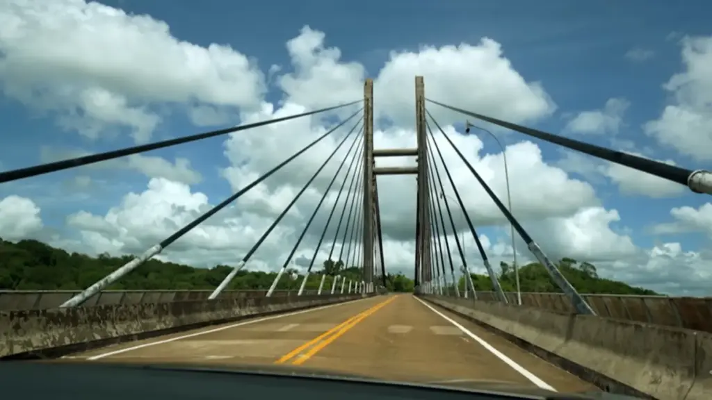 Poucos brasileiros sabem, mas acredite: uma ponte de 378 metros atravessa o rio e liga o Brasil diretamente a União Europeia Poucos brasileiros sabem, mas acredite: uma ponte de 378 metros atravessa o rio e liga o Brasil diretamente a União Europeia