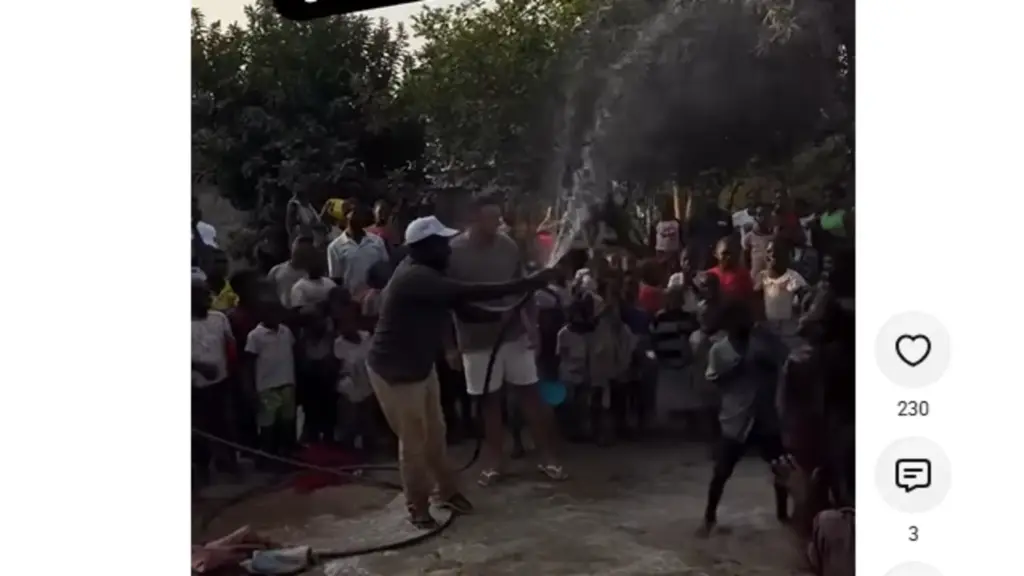 Cantor Júnior Vianna sai do Brasil, vai a Moçambique, financia poços artesianos que já jorram água e comove as pessoas, doa 15 casas para famílias vulneráveis e emociona ao lembrar que passou fome na infância