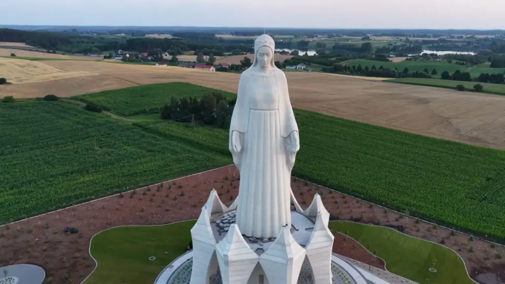 Ela desbancou o Cristo Redentor: estátua de 55 metros da Virgem Maria custou mais de R$ 139 milhões, foi financiada por bilionário e ergue-se em povoado de apenas 120 habitantes na Polônia Ela desbancou o Cristo Redentor: estátua de 55 metros da Virgem Maria custou mais de R$ 139 milhões, foi financiada por bilionário e ergue-se em povoado de apenas 120 habitantes na Polônia