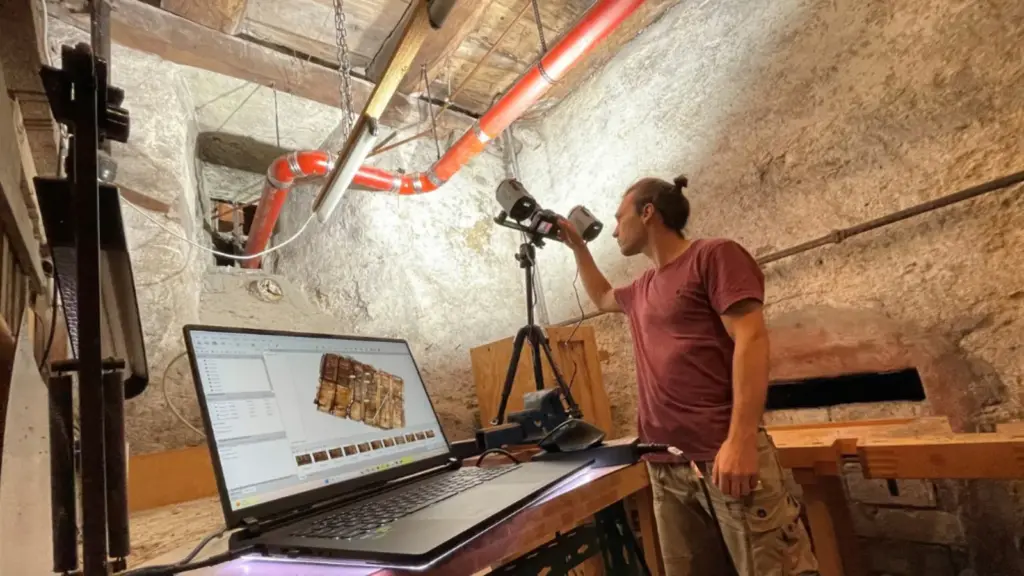Navio medieval é descoberto no teto do porão de um prédio de 1244 na Alemanha, com 19 tábuas ainda encaixadas, vestígios de calafetagem, pregos e até reparo em cauda de andorinha