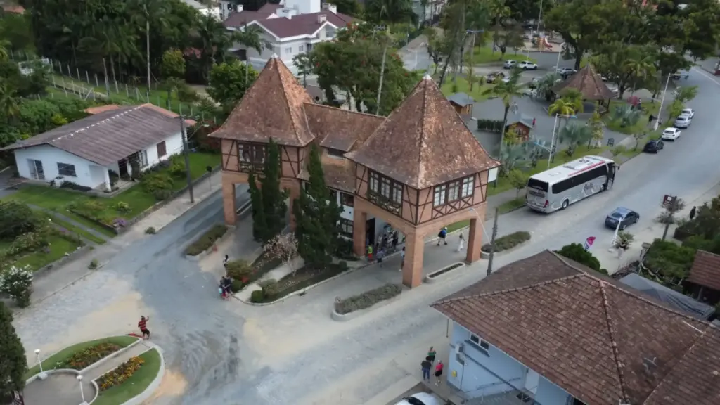 A cidade brasileira de 1861 onde 8 em cada 10 moradores falam alemão, há 233 construções enxaimel, acumula 2 recordes mundiais do Guinness e mantém idioma trazido pelos imigrantes A cidade brasileira de 1861 onde 8 em cada 10 moradores falam alemão, há 233 construções enxaimel, acumula 2 recordes mundiais do Guinness e mantém idioma trazido pelos imigrantes