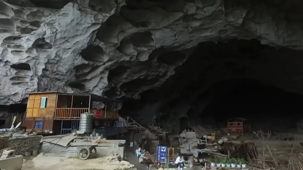 100 pessoas e 20 famílias vivem numa vila dentro de uma caverna colossal nas Montanhas da China, com 230 metros de profundidade, 115 de largura e a 2 mil metros de altitude 100 pessoas e 20 famílias vivem numa vila dentro de uma caverna colossal nas Montanhas da China, com 230 metros de profundidade, 115 de largura e a 2 mil metros de altitude
