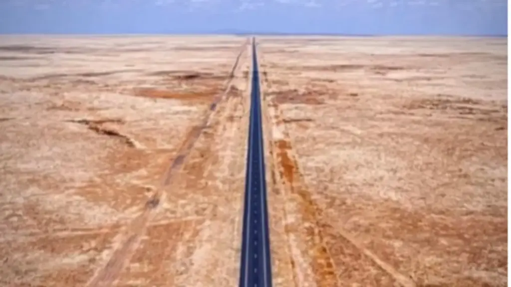 A estrada mais reta do mundo chega a ser um jogo mental: atravessa o maior deserto de areia do mundo com incríveis 240 km em linha reta, têm tráfego pesado e riscos durante o longo trajeto que assustam quem passa por ela na Arábia Saudita