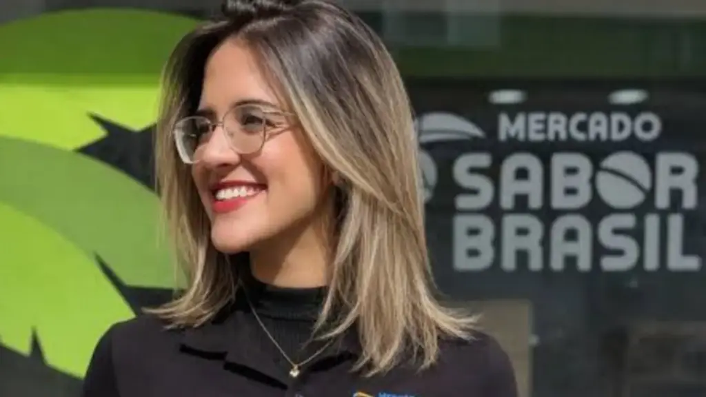 Brasileira de 28 anos sai de Goiânia, chega a Portugal para estudar, precisa trabalhar e, anos depois, compra o mercado onde era funcionária, amplia os produtos brasileiros e cria uma cafetaria na Amadora Brasileira de 28 anos sai de Goiânia, chega a Portugal para estudar, precisa trabalhar e, anos depois, compra o mercado onde era funcionária, amplia os produtos brasileiros e cria uma cafetaria na Amadora