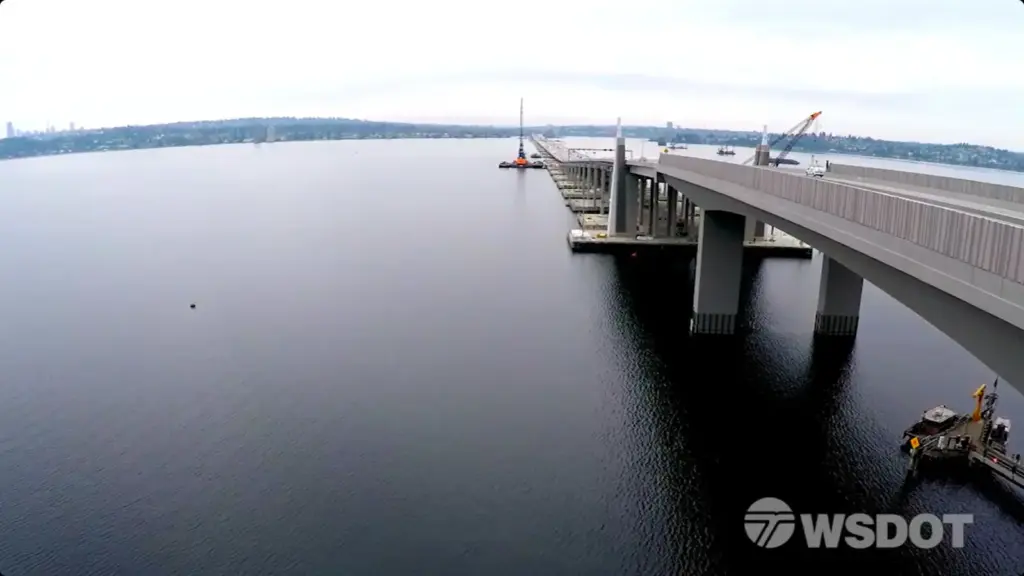 Engenheiros colocam 77 enormes caixas de concreto no lago e fazem ponte flutuar por 2,35 km sem pilares no fundo, usando empuxo e ancoragem submersa