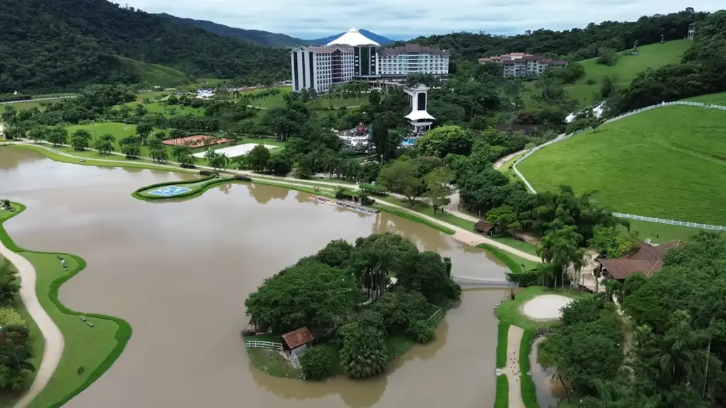 Fazenda gigantesca de mais de 2 milhões de m² no meio das montanhas em SC esconde resort com piscina de 3 mil m², cavalgadas, spa, heliponto e diárias acima de R$ 4 mil Fazenda gigantesca de mais de 2 milhões de m² no meio das montanhas em SC esconde resort com piscina de 3 mil m², cavalgadas, spa, heliponto e diárias acima de R$ 4 mil