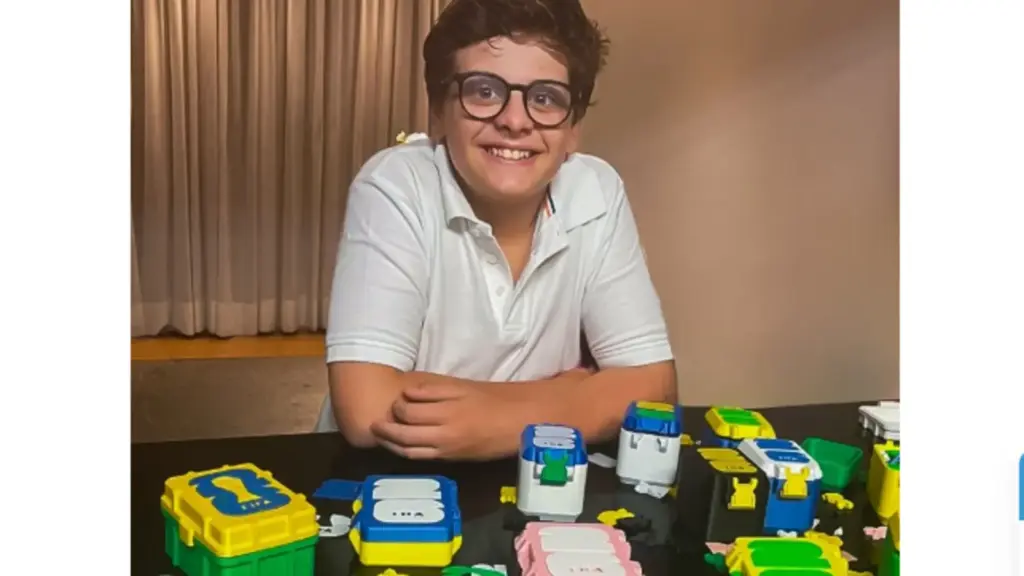 Aos 13 anos, menino ganha impressora 3D de R$ 3,5 mil, aproveita a Copa do Mundo para fabricar caixinhas de figurinhas, vende cada peça por R$ 30 a R$ 50 e usa o dinheiro para pagar curso de design