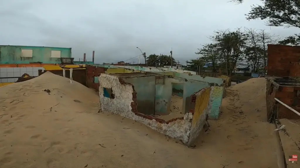 Cidade no Brasil é engolida 5 metros por ano pelo avanço do mar, erosão destrói imóveis, força retirada de famílias e exige estudo para conter perda da costa
