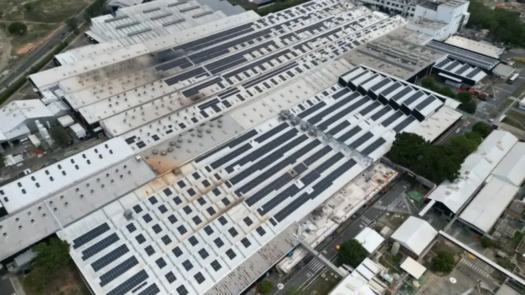 Carrefour recebe projeto solar de R$ 100 milhões em 54 lojas no Brasil, sem desembolsar investimento inicial, para gerar 56 GWh por ano, cobrir cerca de 30% do consumo elétrico e evitar 2 mil toneladas de CO₂, enquanto os equipamentos passam ao grupo após dez anos de contrato