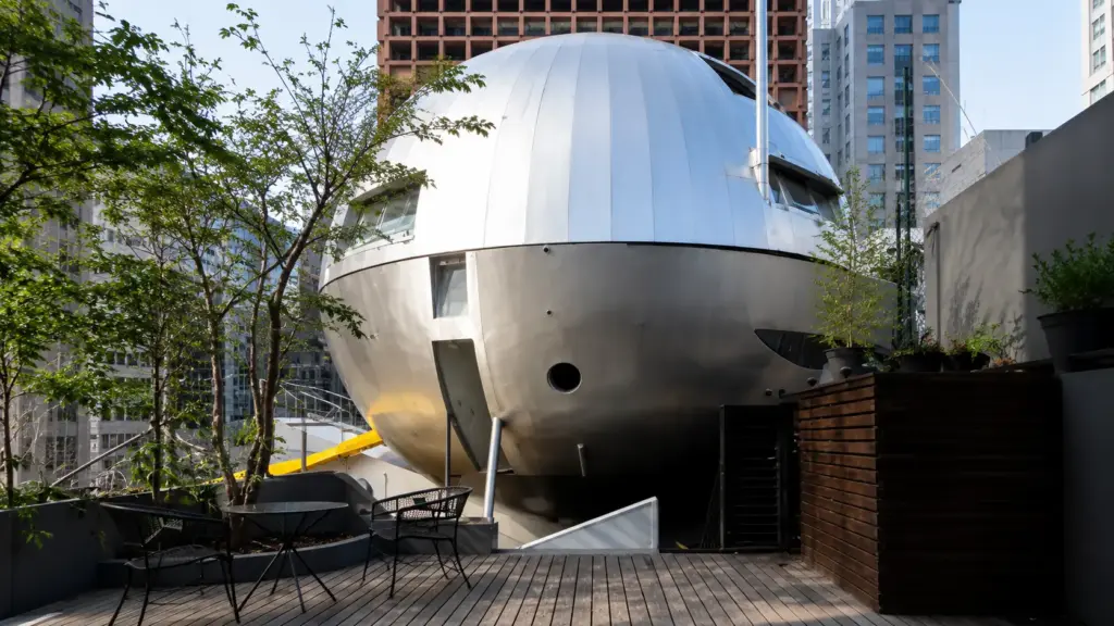 Arquiteto brasileiro construiu sobre o próprio escritório uma Casa Bola de 8 metros, planejou seu transporte pelo ar e viveu nela por 50 anos Arquiteto brasileiro construiu sobre o próprio escritório uma Casa Bola de 8 metros, planejou seu transporte pelo ar e viveu nela por 50 anos