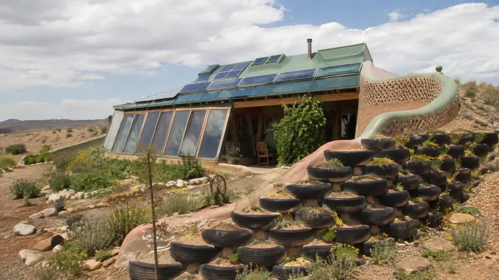 Na Austrália, homem enterra parte da casa, enche paredes com pneus e terra, usa tubos subterrâneos e massa térmica para manter o interior entre 20 °C e 24,5 °C o ano inteiro sem aquecedor nem ar-condicionado Na Austrália, homem enterra parte da casa, enche paredes com pneus e terra, usa tubos subterrâneos e massa térmica para manter o interior entre 20 °C e 24,5 °C o ano inteiro sem aquecedor nem ar-condicionado