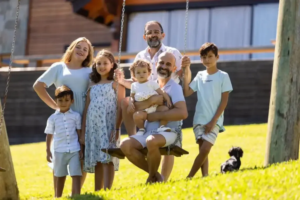 Casal de Santa Catarina que já havia adotado uma menina recebe convite para acolher quatro irmãos biológicos dela, forma família com cinco filhos e deixa cargo público para viver a paternidade em tempo integral depois de quatro meses de licença