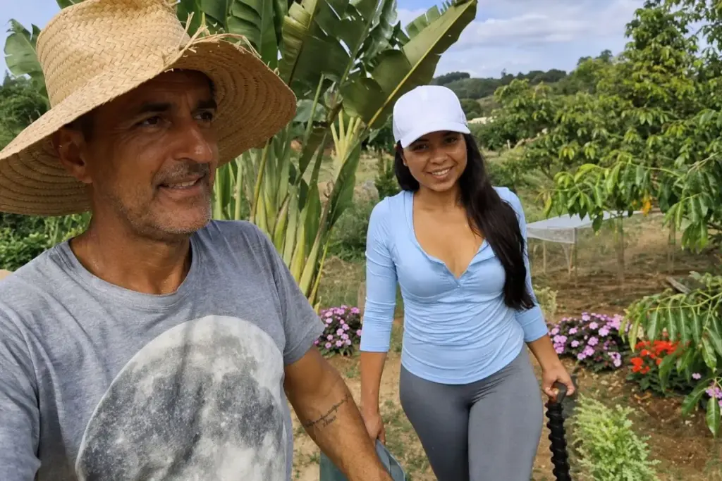 Casal levantou antes das seis da manhã, arrancou o mato de um canto do quintal que só servia para varrer folha, cavou os buracos e fincou os palanques na mão, cobriu tudo com lona de estufa e plantou 15 pés de tomate italiano fora de época com as mudas que sobraram da venda