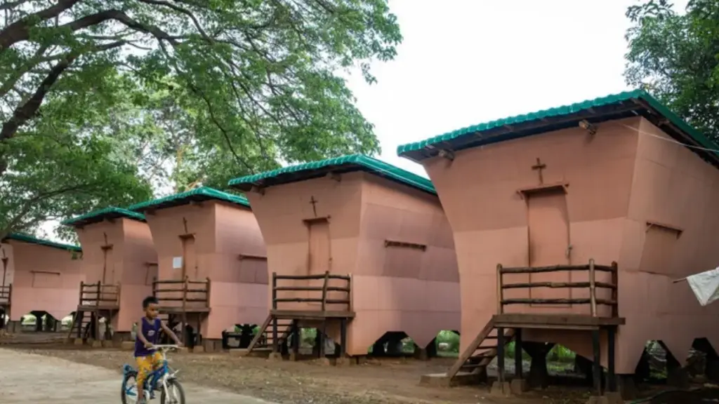 Casas de bambu de US$ 1 mil foram erguidas em apenas sete dias para famílias deslocadas em Myanmar e resistiram a um terremoto de magnitude 7,7; feitas com estrutura modular de “aço vegetal”, elas mostram como uma construção barata pode enfrentar sismos sem depender de concreto ou aço tradicional