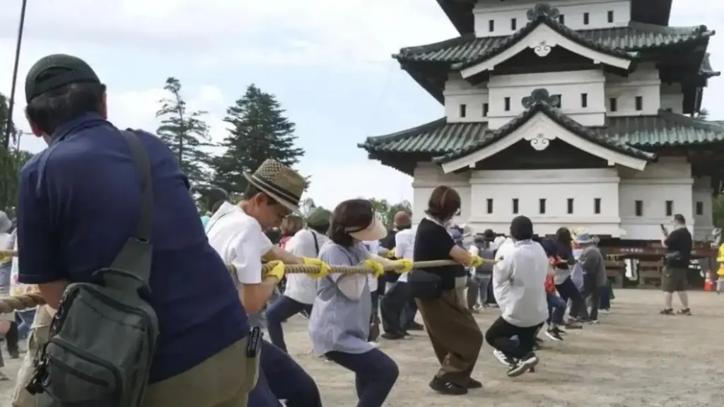Cerca de 1.800 japoneses puxam cordas de 30 metros e conseguem deslocar torre de 360 toneladas por mais de 2 metros, usando técnica tradicional que move edifícios inteiros sobre rolos ou trilhos sem desmontá-los, enquanto castelo histórico inicia retorno ao local original após restauração