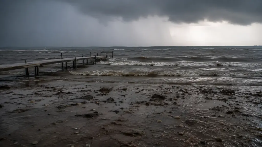 Lago “some” por alguns minutos nos Estados Unidos após tempestade empurrar toneladas de água, derrubar o nível em 60 centímetros e criar um raro meteotsunami durante a passagem de um tornado EF3